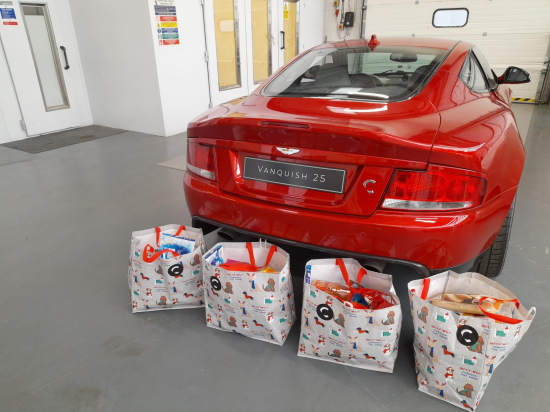 Packing Christmas hampers 2021